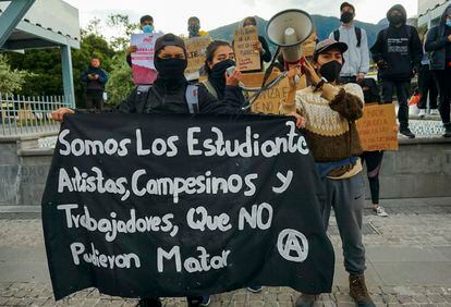Un grupo de estudiantes sostiene una pancarta que dice "Somos los estudiantes, artistas, campesinos y trabajadores que no pudiste matar", luego de ingresar a las instalaciones de la Universidad Central de Ecuador, para permitir que los indígenas que vienen a Quito la utilicen como alojamiento, el 20 de junio de 2022.