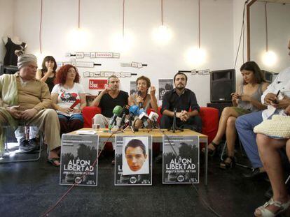 Garz&oacute;n (tercero por la derecha) en la rueda de prensa por la libertad de Alfon con Shangay Lili, la madre de Alfon y Alberto San Juan, entre otros. 