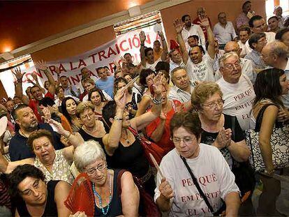 Vecinos de Dénia protestan en el Ayuntamiento contra la moción de censura que desalojó a la socialista Paqui Viciano de la alcaldía.