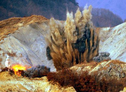 Cadena de explosiones durante el ejercicio militar conjunto de las Fuerzas de Tierra y Aire surcoreanas, en el campo de entrenamiento Seungjinm en Phocheon.