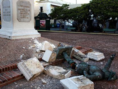 Estatua derribada de Juan Ponce de León, en la plaza San José, una de las más céntricas de San Juan (Puerto Rico), este lunes.