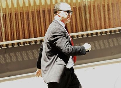Bradley Birkenfeld, ex ejecutivo del banco suizo UBS, a su salida de un tribunal en Florida (EE UU) tras ser sentenciado a prisión.