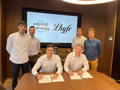 Firma del acuerdo entre Alcón (Capital Energy) y Lindeboom (Lhyfe).
