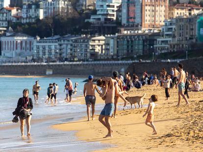 Imagen de la playa de Ondarreta, este sábado en San Sebastián.
