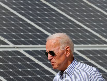 El presidente de EE UU, Joe Biden, ante unos palenes solares en una imagen de archivo.