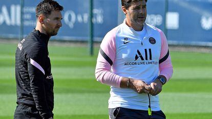 Pochettino junto a Messi en un entrenamiento del PSG la temporada pasada.