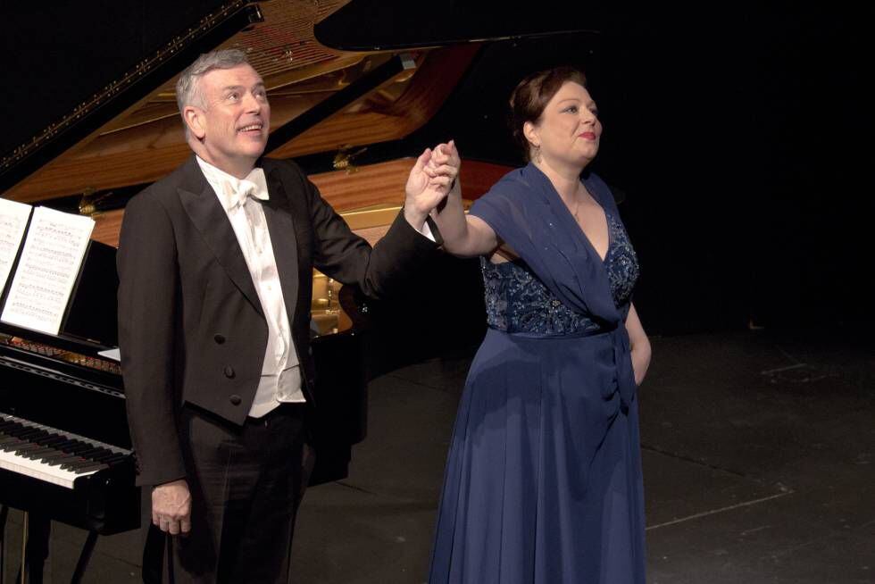 Dorothea Röschmann y Malcolm Martineau agradecen los aplausos del público que llenaba el Teatro de la Zarzuela.