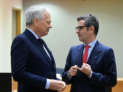 El comisario europeo de Justicia, Didier Reynders, y el ministro de la Presidencia, Félix Bolaños, el 4 de diciembre en Bruselas.