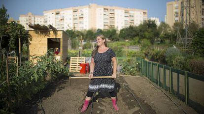Rosario Jiménez, propietaria desde hace un año de una parcela de huertos urbanos en el Parque de Miraflores, en Sevilla.