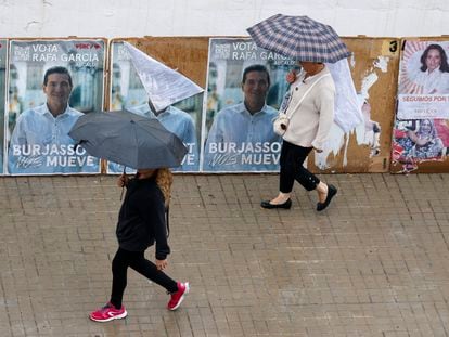 Dos personas se protegen de la lluvia este lunes en Valencia.