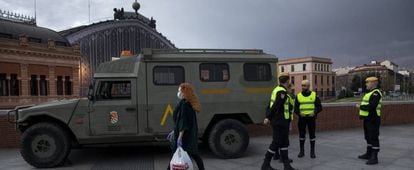 Efectivos de la Unidad Militar de Emergencia (UME) patrulla la estación de Atocha, en Madrid.
