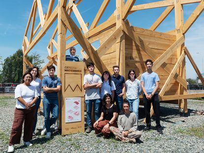 Estructura de la casa de madera realizada por los alumnos -en la imagen- de la Universidad Politécnica de Valencia para los desalojados por catástrofes.
