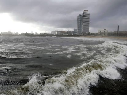 La playa del Bogatell de Barcelona, en una fotografía de archivo durante un temporal.