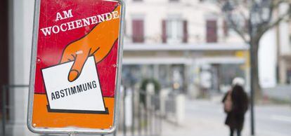 Un cartel en la localidad suiza de Bad Ragaz recuerda la votación de este domingo.