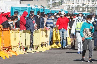 Inmigrantes llegados en patera hacían este miércoles cola en el muelle del puerto de Arguineguín, localidad del suroeste de Gran Canaria.