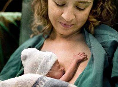 Guillem, un bebé prematuro de 30 semanas, en el regazo de su madre, Emma Dotor, en el hospital Vall d&#39;Hebron de Barcelona.