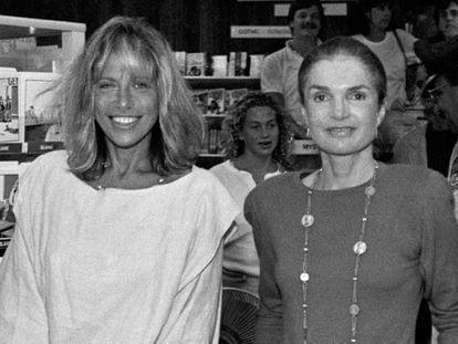 Carly Simon y Jackie Onassis, en una librería de Martha's Vineyard, Massachusetts, en 1989.