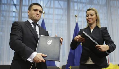 La jefa de la diplomacia europea, Federica Mogherini, y el ministro ucranio de Exteriores, P&aacute;vel Klimkin, el lunes en Bruselas