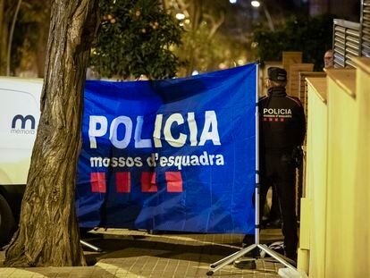 Los Mossos d'Esquadra, este lunes en el exterior del piso del distrito barcelonés de Horta.