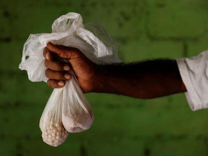 Una bolsa de garbanzos y una de arroz, el único grano con el que cuenta la familia de Vidyathipathige Nihal de 62 años, que vive en Colombo, la capital de Sri Lanka