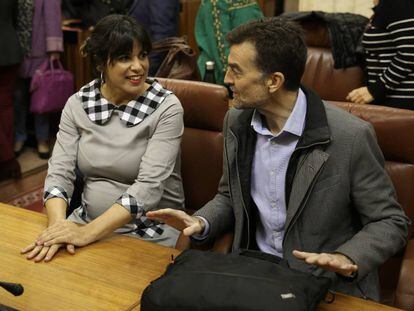 Los líderes de Adelante Andalucía, Teresa Rodríguez y Antonio Maíllo, en el Parlamento andaluz en enero de 2019.
