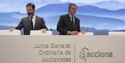 Juan Ignacio Entrecanales y Jose Manuel Entrecanales al comienzo de la junta de accionistas.