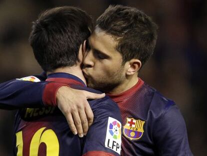 Alba felicita a Messi por su gol.