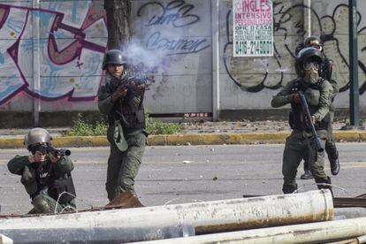 Miembros de la Guardia Nacional Bolivariana (GNB) disparan a los manifestantes opositores.