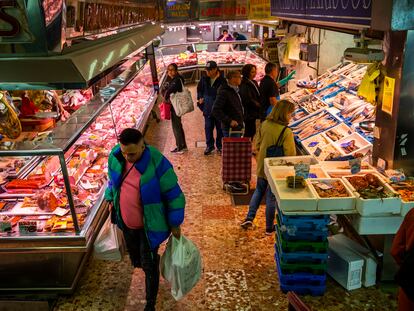 Puestos del mercado de los Mostenses, en Madrid, este martes.