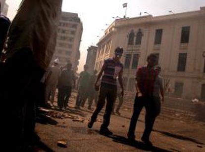 Simpatizantes de los Hermanos Musulmanes y del depuesto presidente egipcio Mohamed Mursi se cubren con m&aacute;scaras de gas durante los choques con la polic&iacute;a en El Cairo (Egipto).