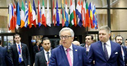 El presidente de la Comisi&oacute;n Europea, Jean-Claude Juncker, en primer plano, durante el &uacute;ltimo Consejo celebrado en Bruselas.