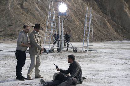 Paco Cabezas dirige, en Almería, a Timothy Dalton y Josh Hartnett.