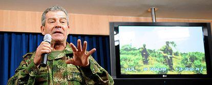 El jefe del Ejército de Tierra colombiano, el general Mario Montoya, presenta el pasado viernes los detalles de la operación militar que permitió liberar a los rehenes de las FARC.