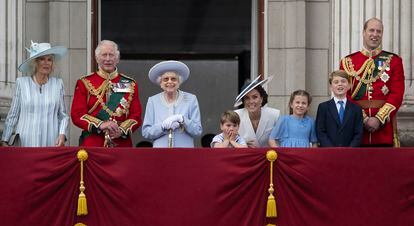 La familia real, en el balcón del palacio de Buckingham en las celebraciones del Jubileo de Platino de Isabel II.