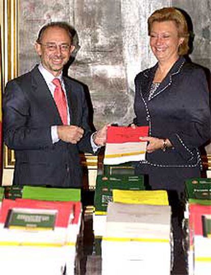 El ministro de Hacienda, Cristóbal Montoro, entrega el proyecto de ley de Presupuestos Generales del Estado  a la presidenta del Congreso, Luisa Fernanda Rudi.