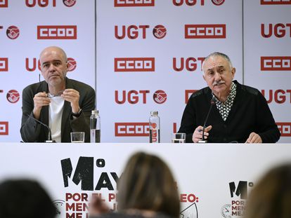Los secretarios generales de CC OO y UGT, Unai Sordo (i) y Pepe Álvarez, presentan en rueda de prensa la jornada de movilizaciones del Primero de Mayo.