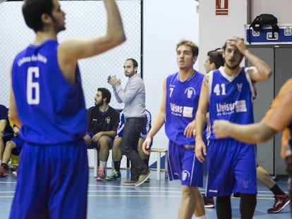 Marc Guiu, entrenador del Senior B dels Llu&iuml;sos de Gr&agrave;cia, animant els seus jugadors en un partit celebrat al pavell&oacute; de la Pla&ccedil;a Nord