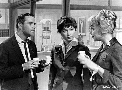 Jack Lemmon y Shirley McLaine (en el centro), en una imagen de <i>El apartamento.</i>