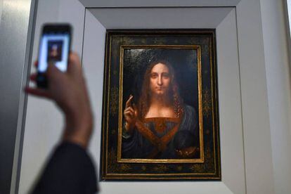 Un periodista fotografía la obra 'Salvator mundi', de Leonardo da Vinci, en Nueva York.