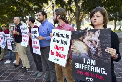 Membros de la asociación PETA, en el exterior del Ayuntamiento de Los Ángeles, el martes durante el debate.