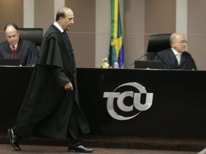 Augusto Nardes llegando al plenario del TCU este miércoles.