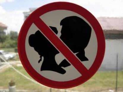 Una señal que prohíbe los besos.