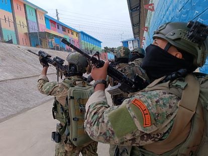 Soldados de Marina realizan un operativo en la Cárcel Regional de Litoral, en Guayaquil, el 8 de enero.