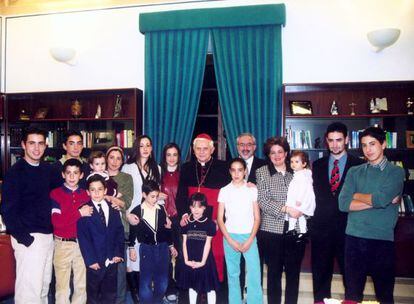 El cardenal Ratzinger durante su visita a España en 2002, junto al director de la Universidad Católica de Murcia, José Luis Mendoza, su esposa y sus 14 hijos.