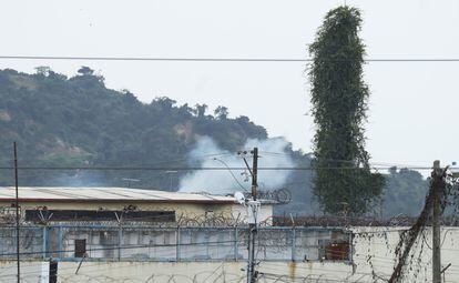 Una columna de humo sobresale en la Penitenciaría del Litoral, en Guayaquil, el 23 de julio.