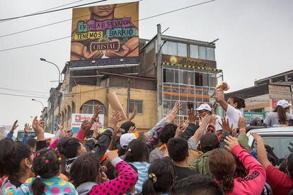 El fujimorismo reparte camisetas en el barrio Villa El Salvador.