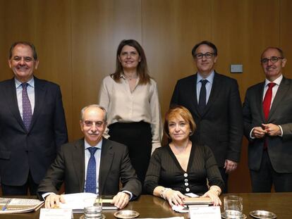 De pie, Ignacio Temiño (secretario general y CEO de Cesgar), Rosario Rey (presidenta de Avalmadrid), Jesús Fernández (director general de Isba) y Pedro Pisonero (director general de Iberaval). Sentados, Antonio Couceiro (presidente de Cesgar) y Mª Gracia Zamorano (directora general de Avalcanarias).