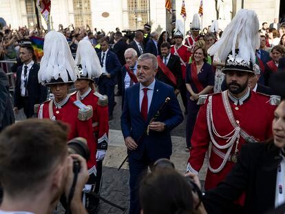 El nuevo alcalde, Jaume Collboni, sale del Ayuntamiento para dirigirse a la Generalitat.