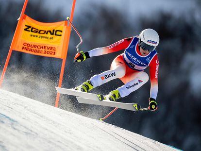 Jasmine Flury durante el descenso en el Mundial de Esquí Alpino, en los Alpes franceses este sábado.