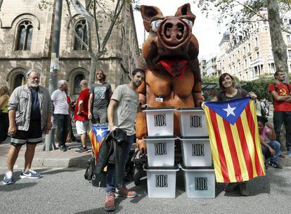 Manifestantes con urnas del referéndum en la jornada de paro del 3 de octubre.